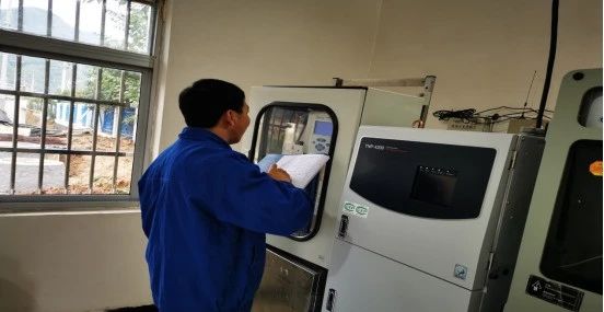 ������ˮ��һ��Ա��ĬĬ���� ȫ������˫���ڼ����������ȫ��������