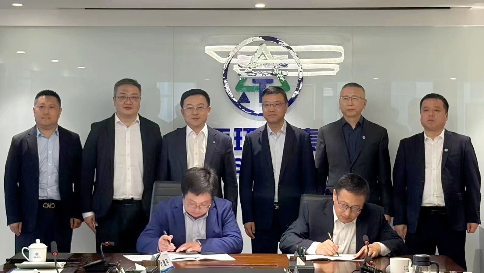 陕西JDB电子集团与上海电气输配电集团座谈互换 陕西JDB电子集团与上海电气输配电集团座谈互换